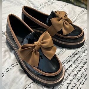 Elegant Black and Tan Loafers with Bow